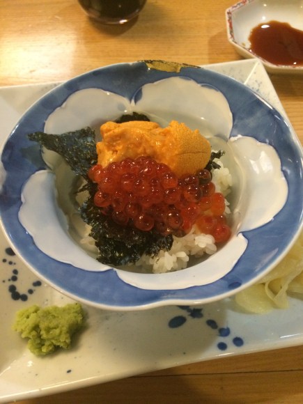 An uni and ikura mini bowl from Hatsuhana